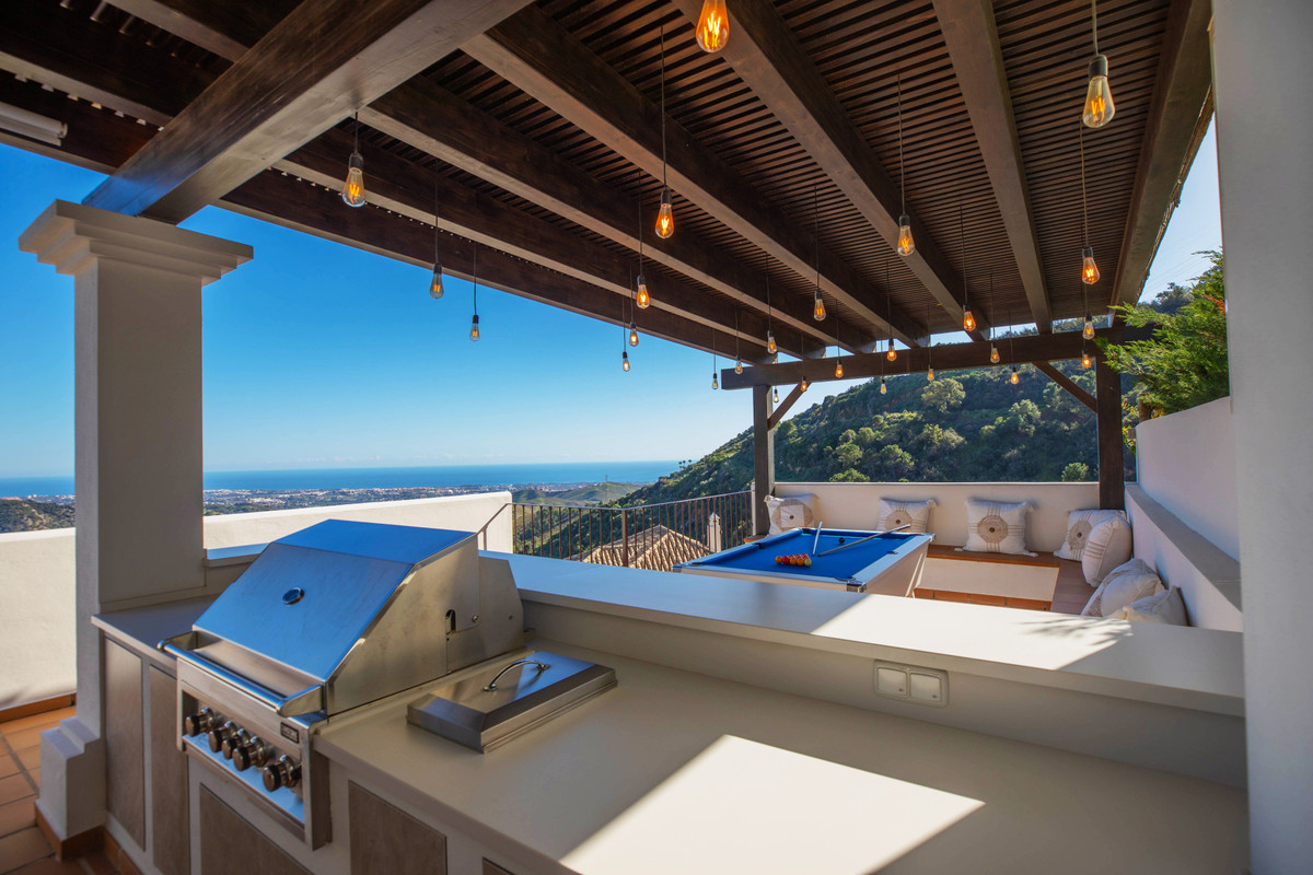 4 Bed Townhouse for sale in Benahavís Costa Del Sol, Málaga, Spain