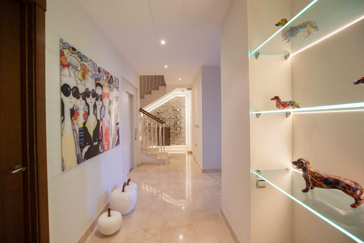 4 Bed Townhouse for sale in Benahavís Costa Del Sol, Málaga, Spain
