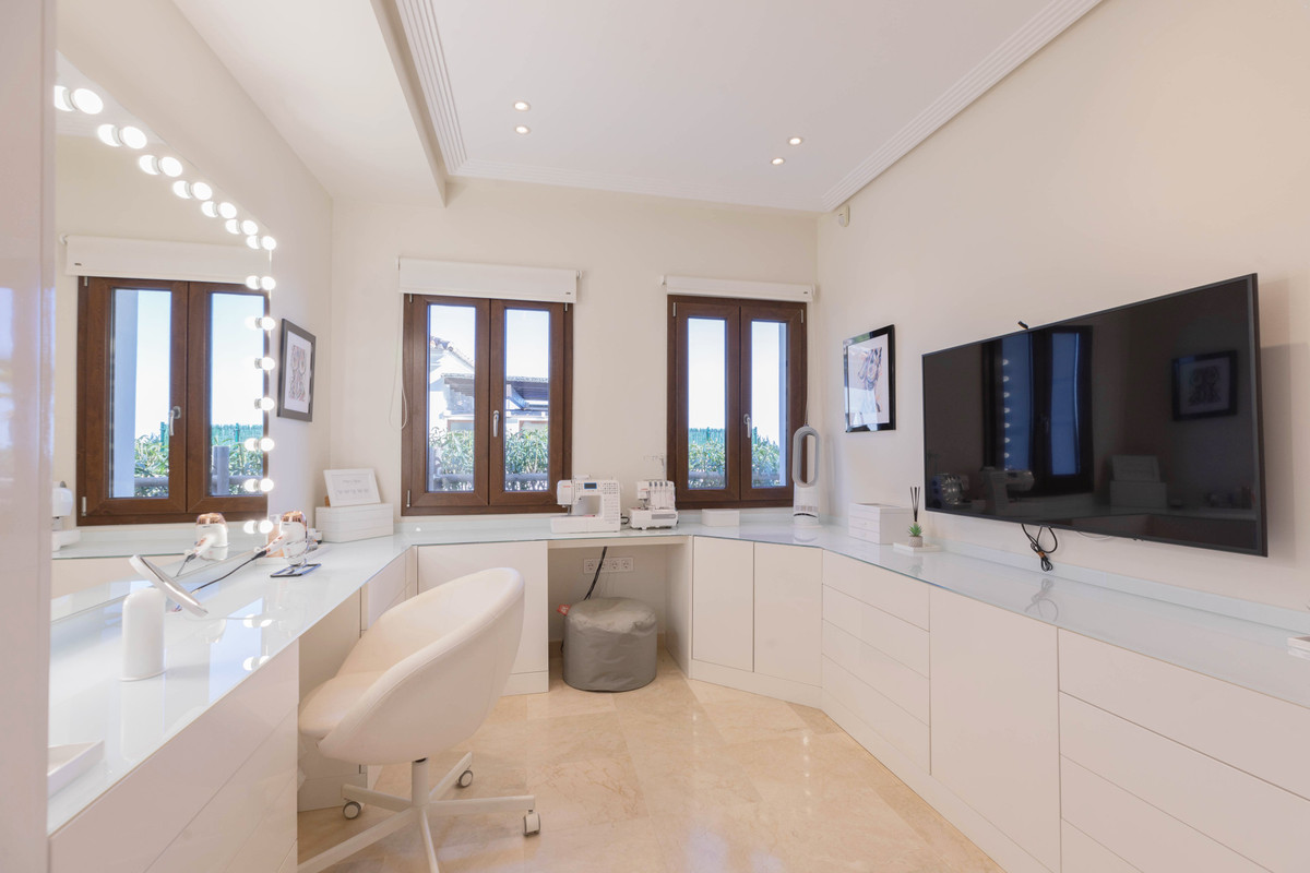 4 Bed Townhouse for sale in Benahavís Costa Del Sol, Málaga, Spain
