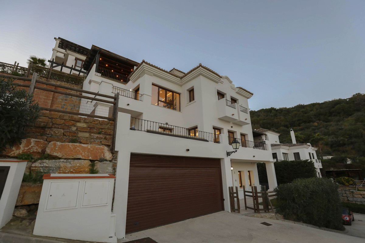 4 Bed Townhouse for sale in Benahavís Costa Del Sol, Málaga, Spain