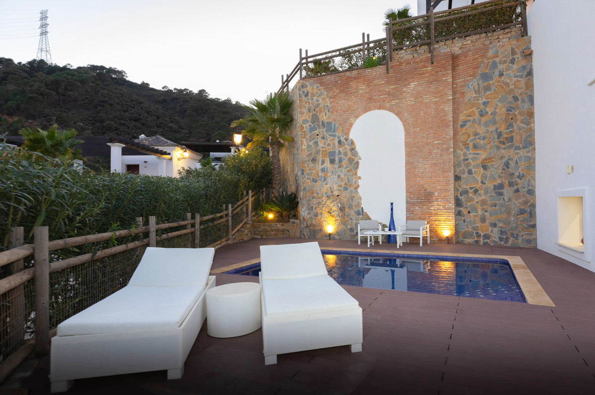 4 Bed Townhouse for sale in Benahavís Costa Del Sol, Málaga, Spain