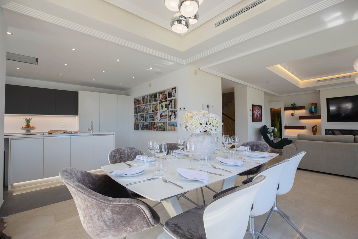 4 Bed Townhouse for sale in Benahavís Costa Del Sol, Málaga, Spain