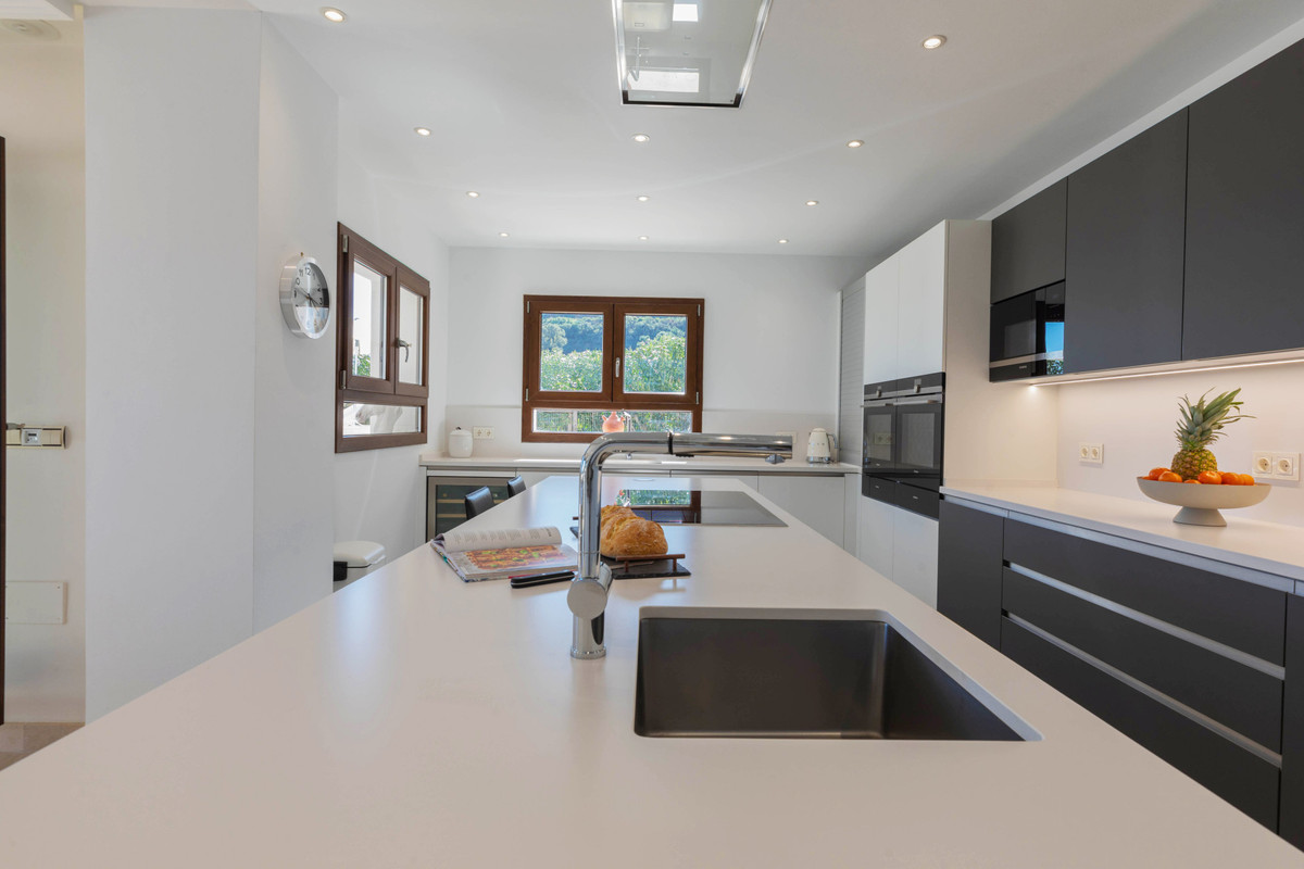 4 Bed Townhouse for sale in Benahavís Costa Del Sol, Málaga, Spain