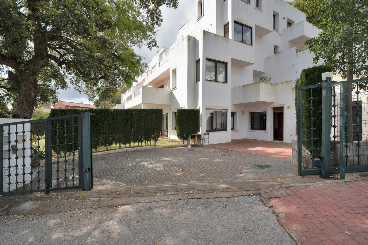 2 Bed Apartment for sale in La Mairena Costa Del Sol, Málaga, Spain