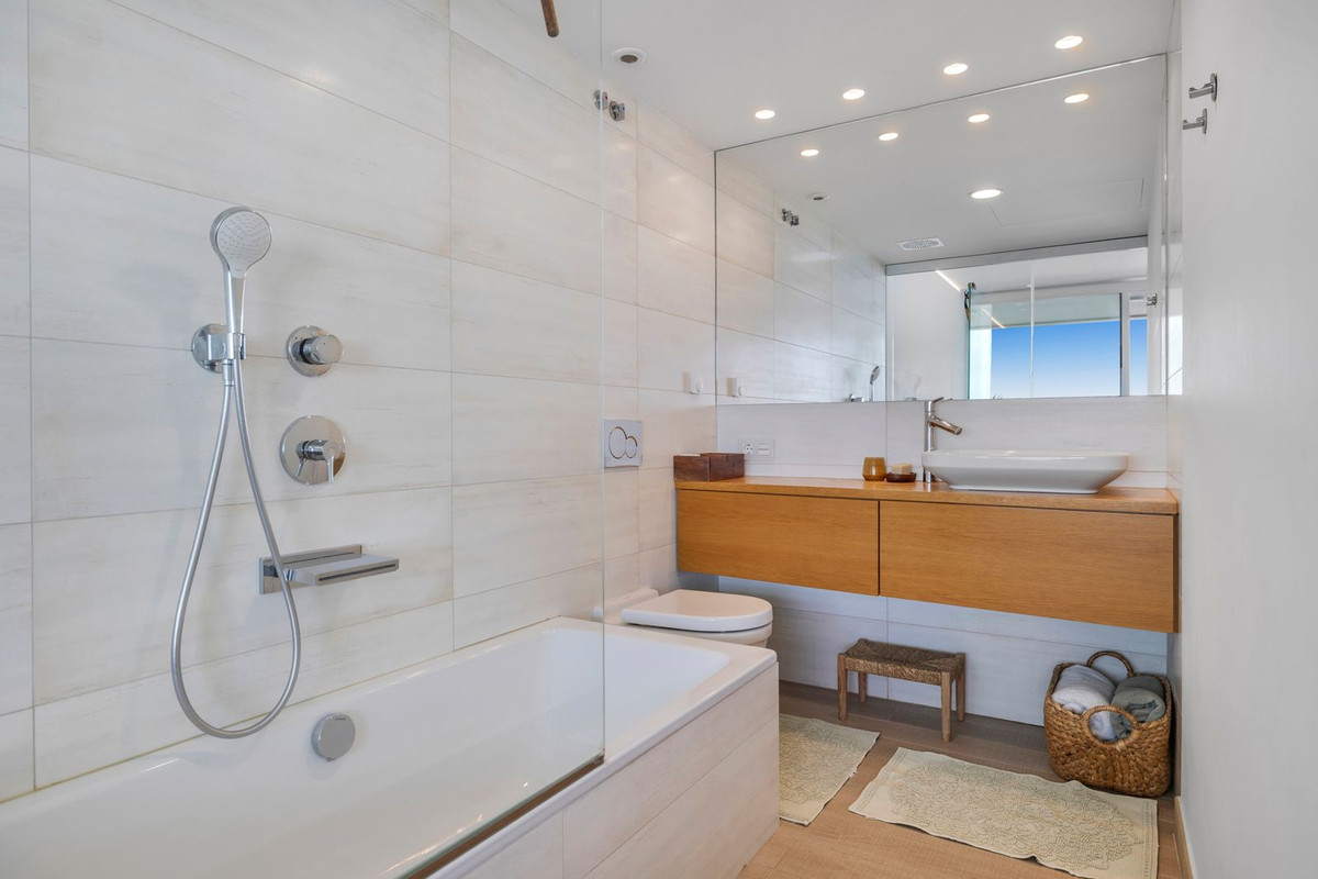 3 Bed Apartment for sale in Fuengirola Costa Del Sol, Málaga, Spain