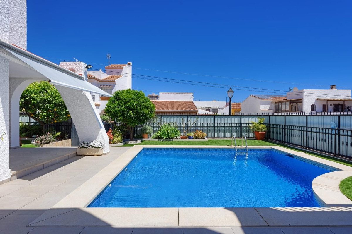 3 Bed Townhouse for sale in Los Pacos Costa Del Sol, Málaga, Spain