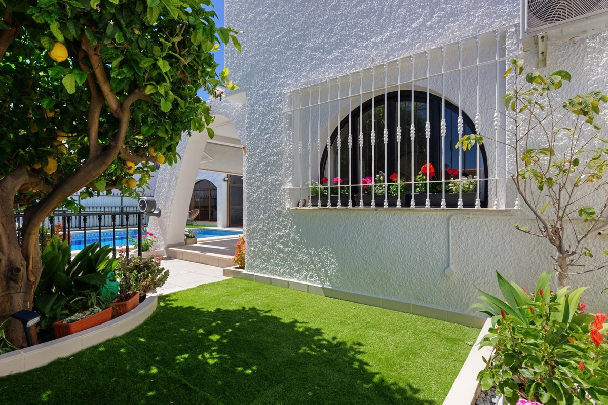 3 Bed Townhouse for sale in Los Pacos Costa Del Sol, Málaga, Spain