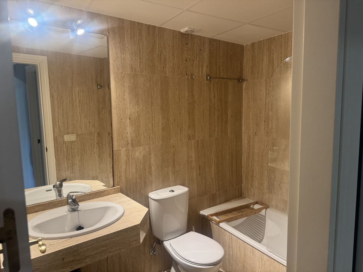 Se vende Apartamento Planta Media de 2 dormitorios en Costa Del Sol, Málaga, España