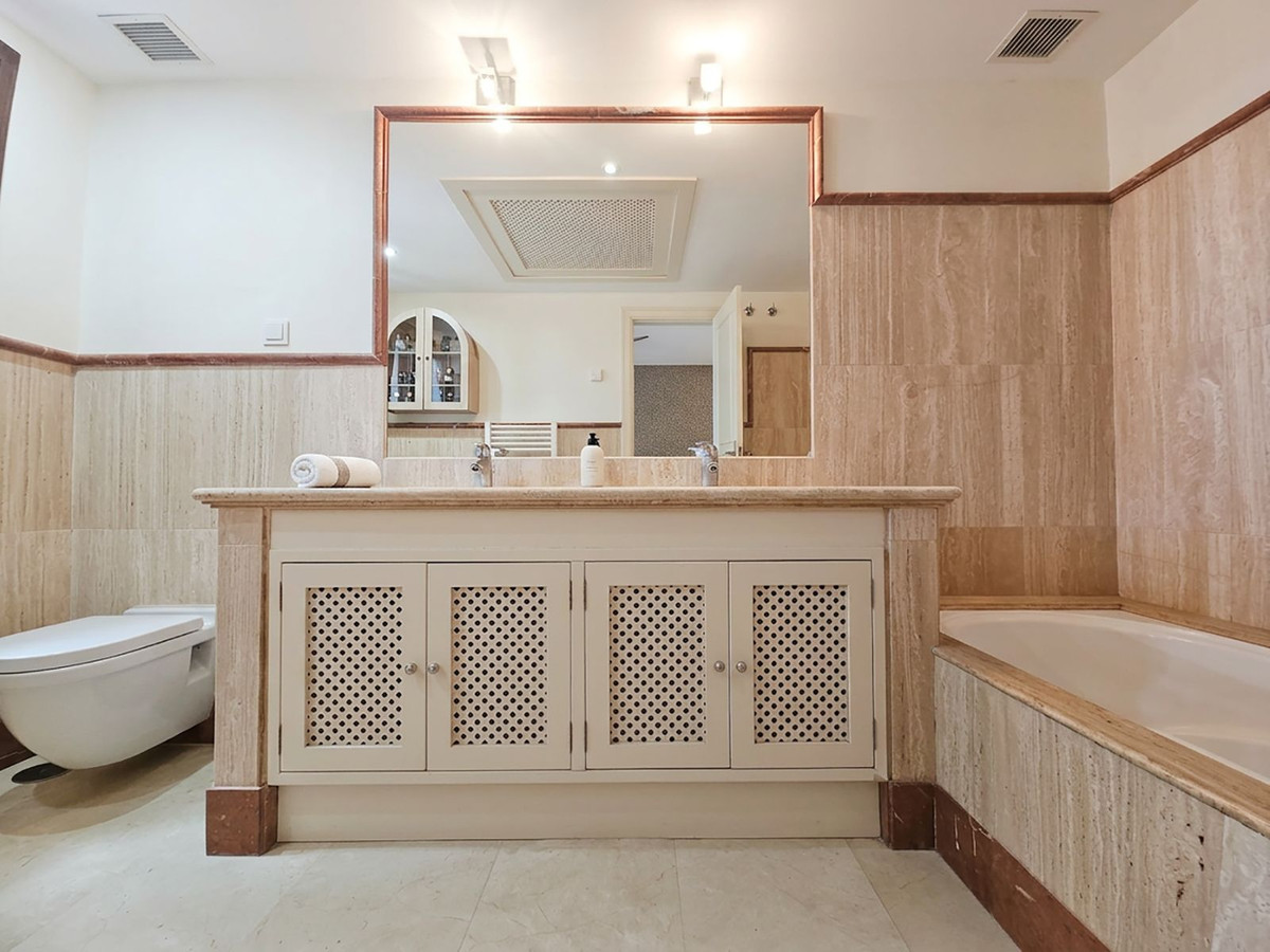 2 Bed Townhouse for sale in Benahavís Costa Del Sol, Málaga, Spain