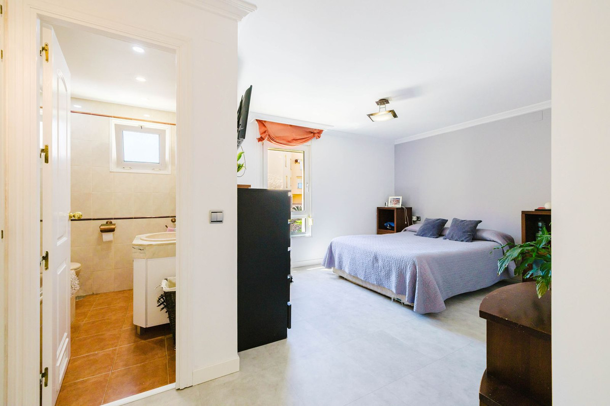 Se vende Apartamento Planta Media de 3 dormitorios en Costa Del Sol, Málaga, España