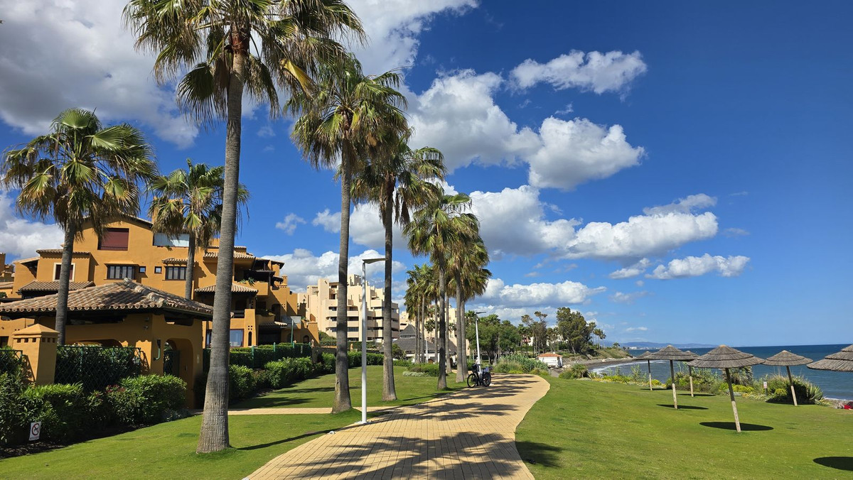 3 Bed Apartment for sale in Estepona Costa Del Sol, Málaga, Spain