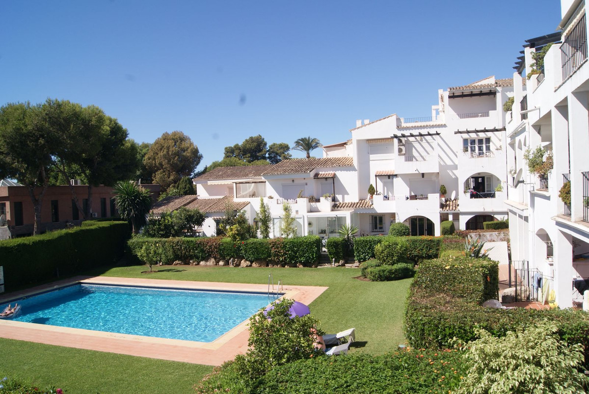 2 Bed Apartment for sale in El Paraiso Costa Del Sol, Málaga, Spain