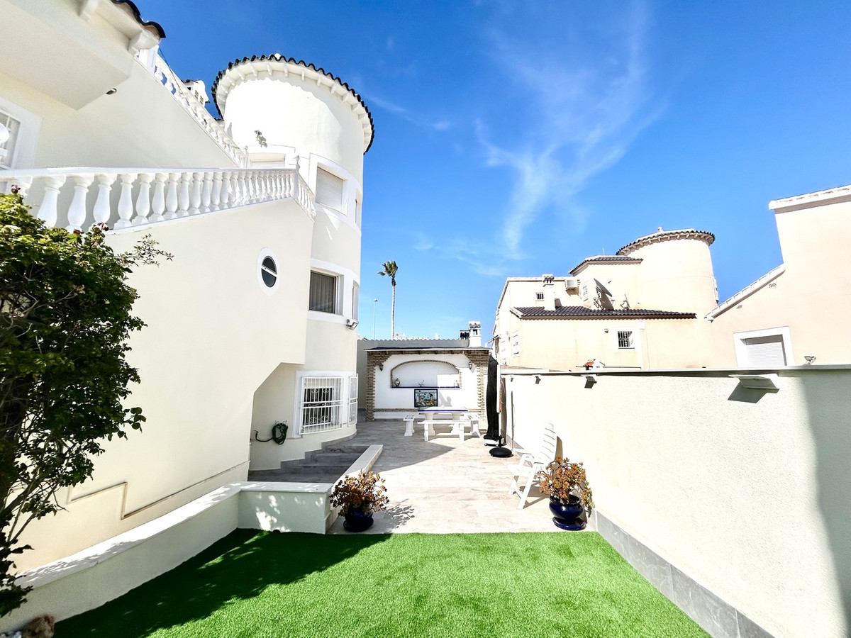 Se vende Villa - Chalet de 4 dormitorios en Costa Blanca, Alicante, España
