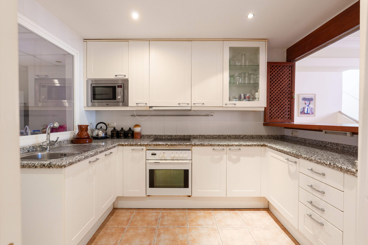 3 Bed Apartment for sale in Estepona Costa Del Sol, Málaga, Spain