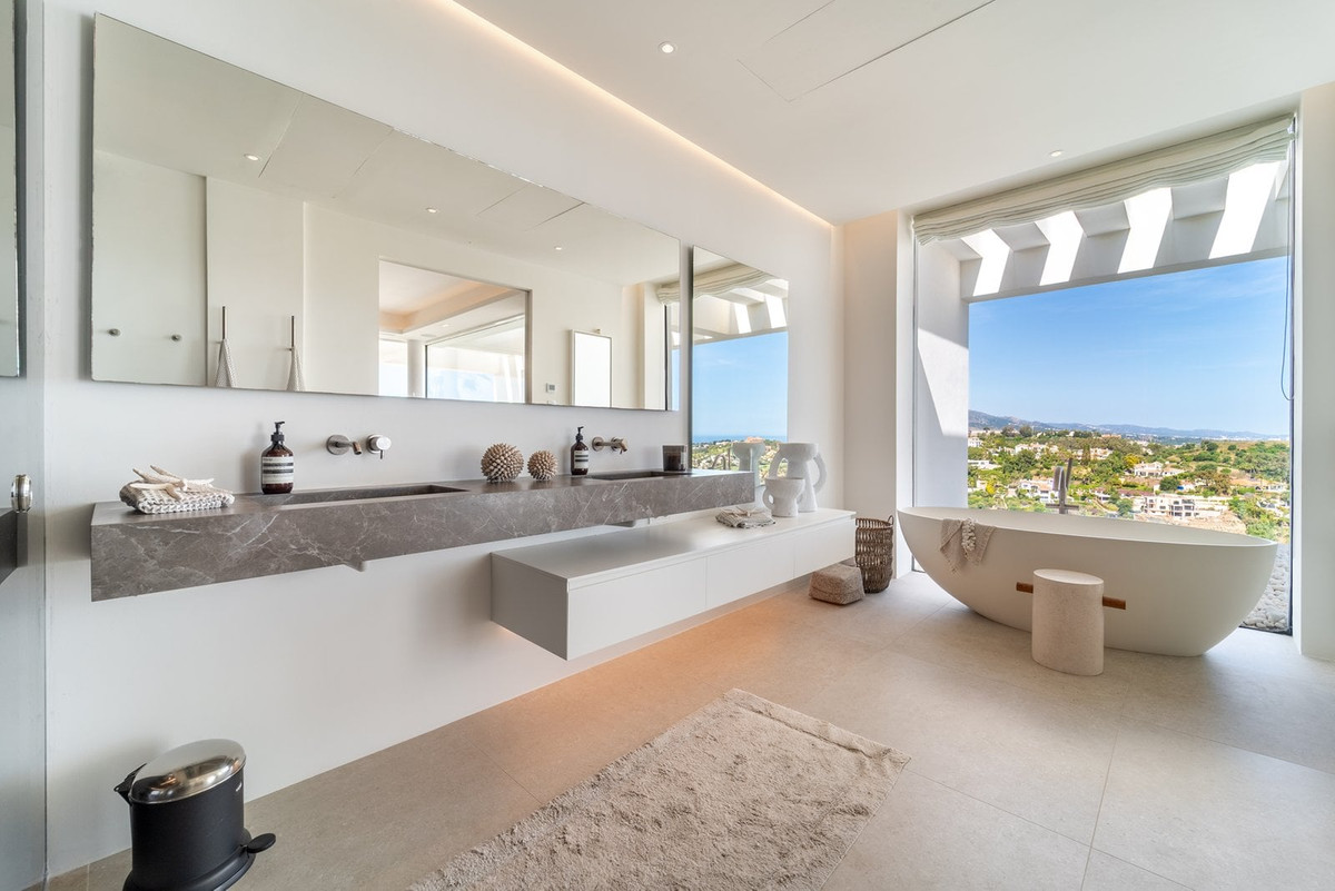 6 Bed Townhouse for sale in Benahavís Costa Del Sol, Málaga, Spain