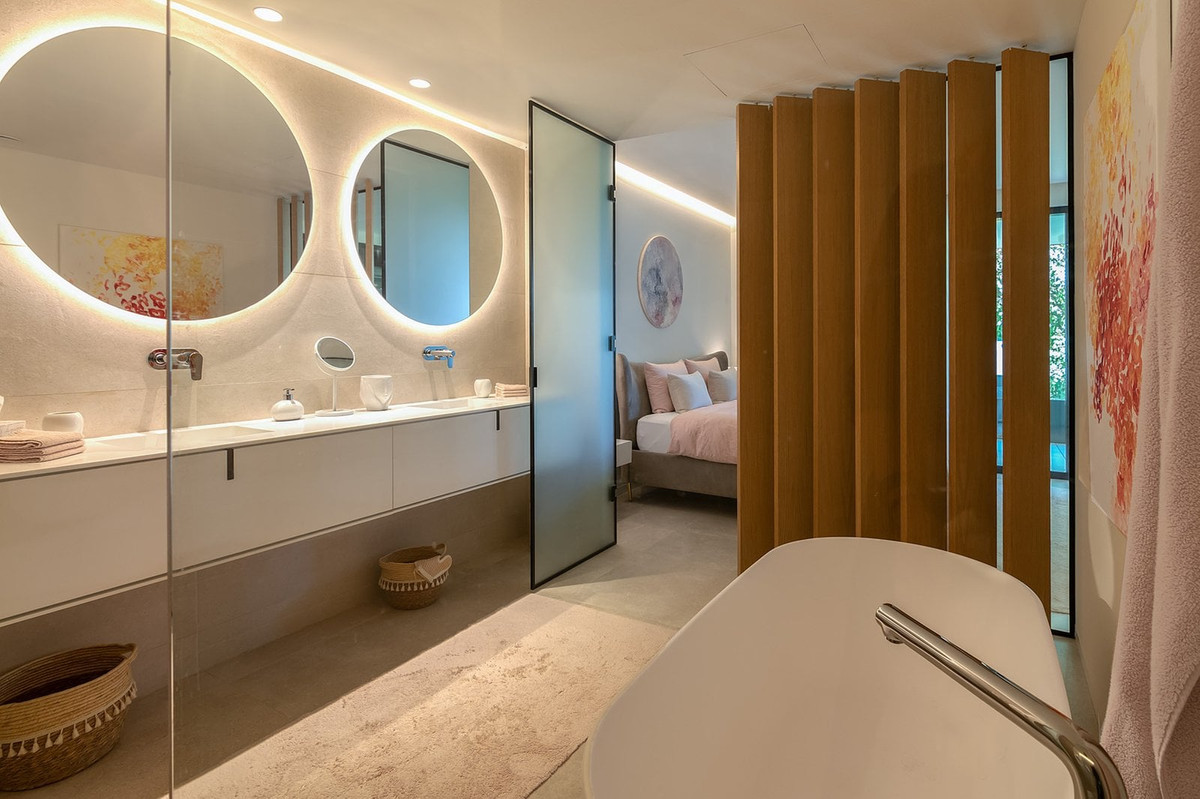 Se vende Apartamento Planta Media de 2 dormitorios en Costa Del Sol, Cadiz, España