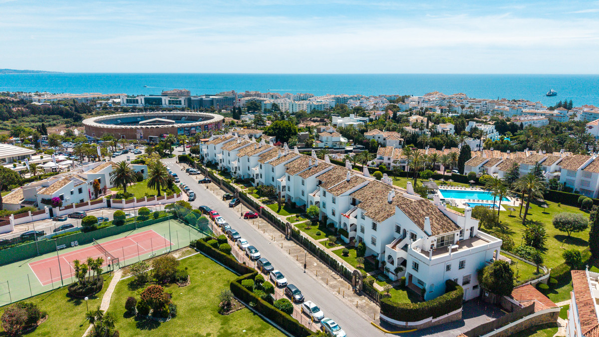 3 Bed Apartment for sale in Nueva Andalucía Costa Del Sol, Málaga, Spain
