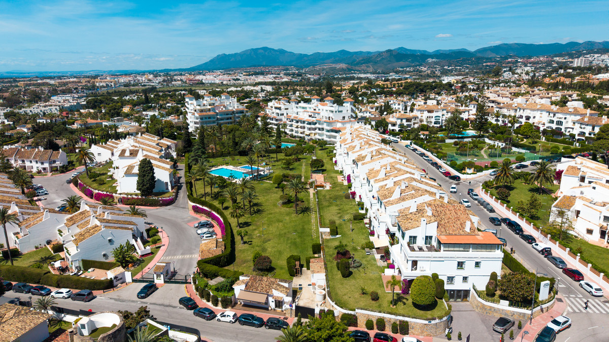 3 Bed Apartment for sale in Nueva Andalucía Costa Del Sol, Málaga, Spain