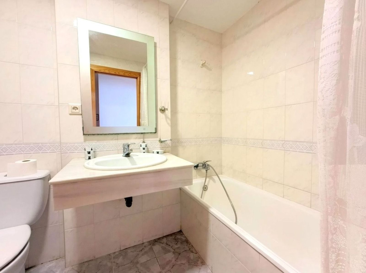 4 Bed Apartment for sale in Estepona Costa Del Sol, Málaga, Spain