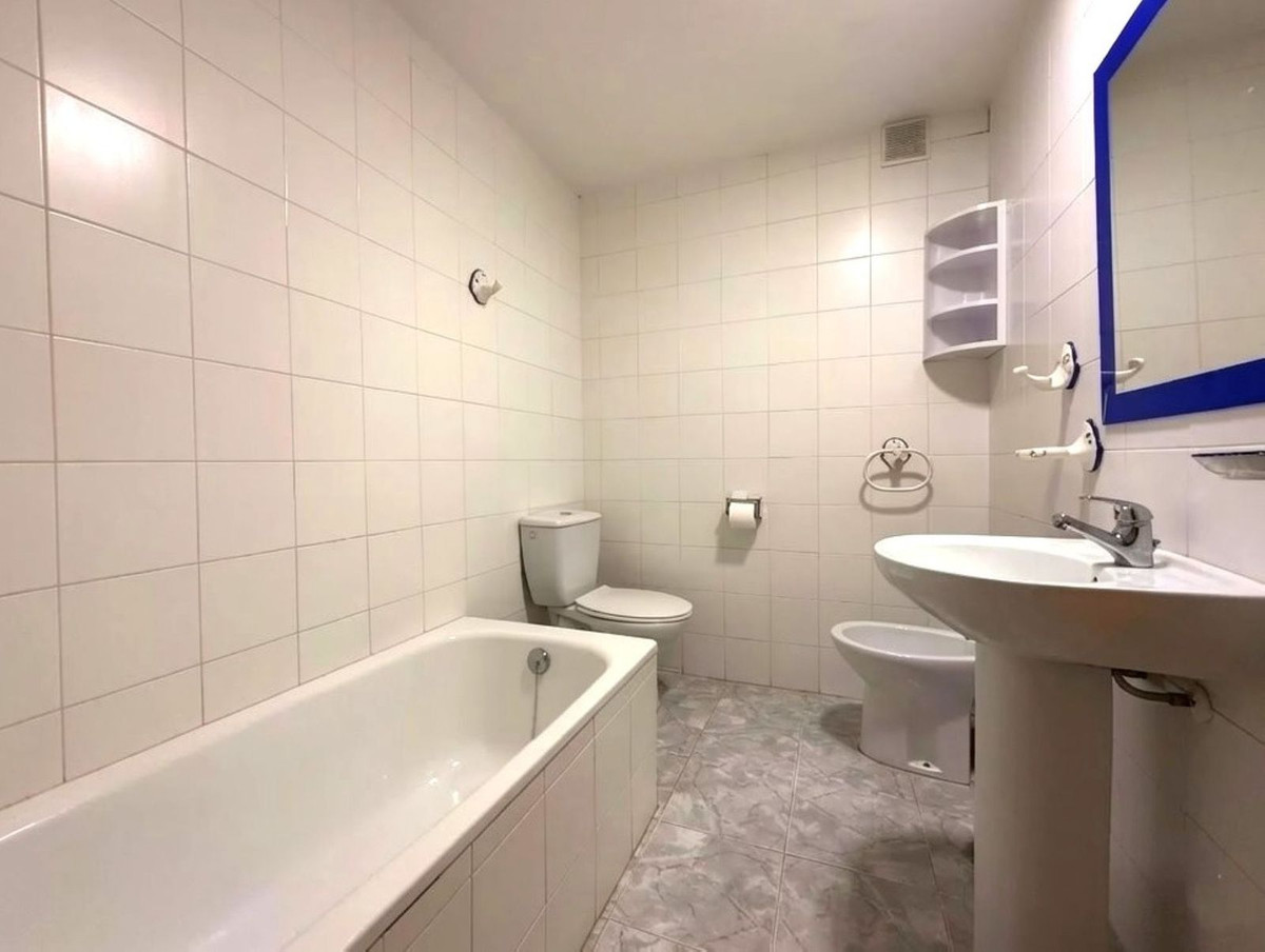 4 Bed Apartment for sale in Estepona Costa Del Sol, Málaga, Spain
