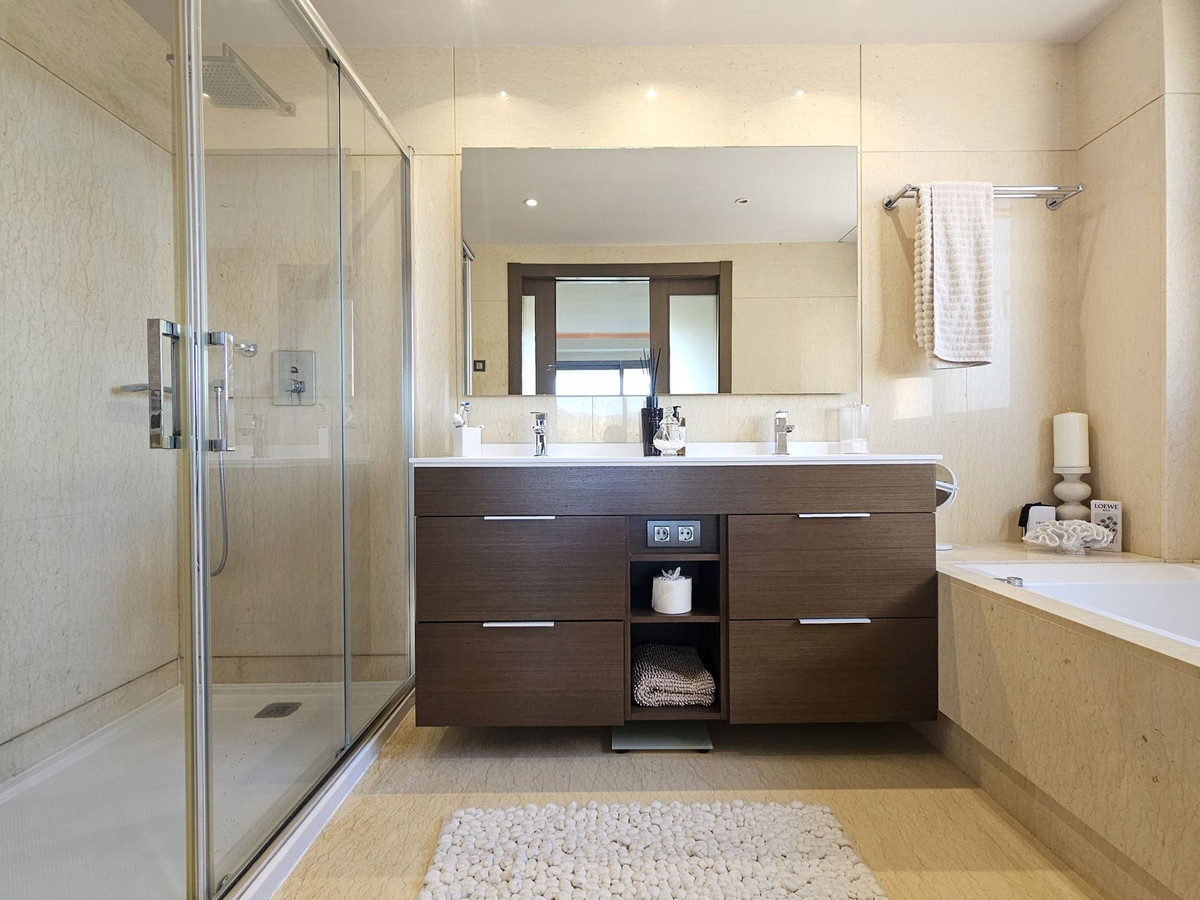 3 Bed Apartment for sale in Benahavís Costa Del Sol, Málaga, Spain