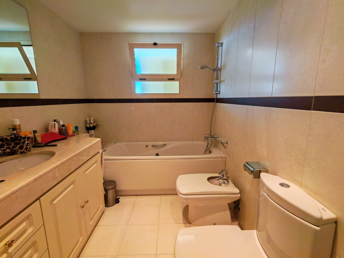 Se vende Apartamento Planta Media de 2 dormitorios en Costa Del Sol, Málaga, España