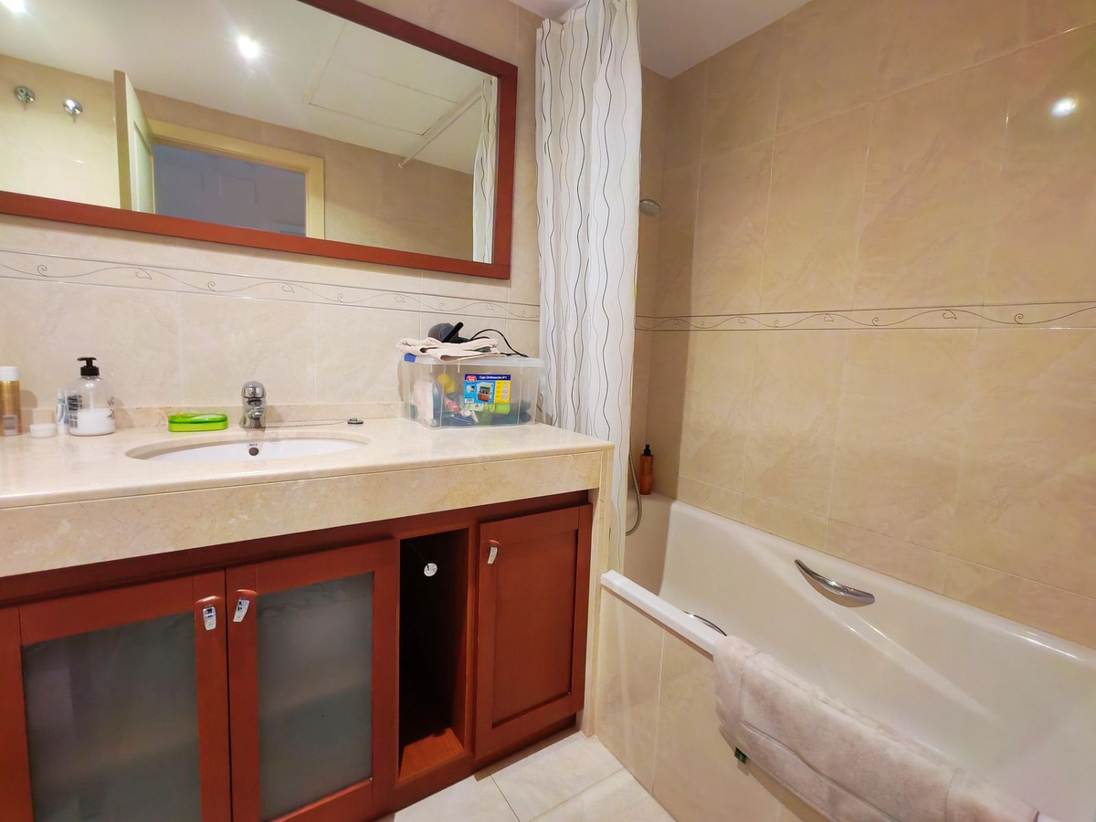 Se vende Apartamento Planta Media de 2 dormitorios en Costa Del Sol, Málaga, España