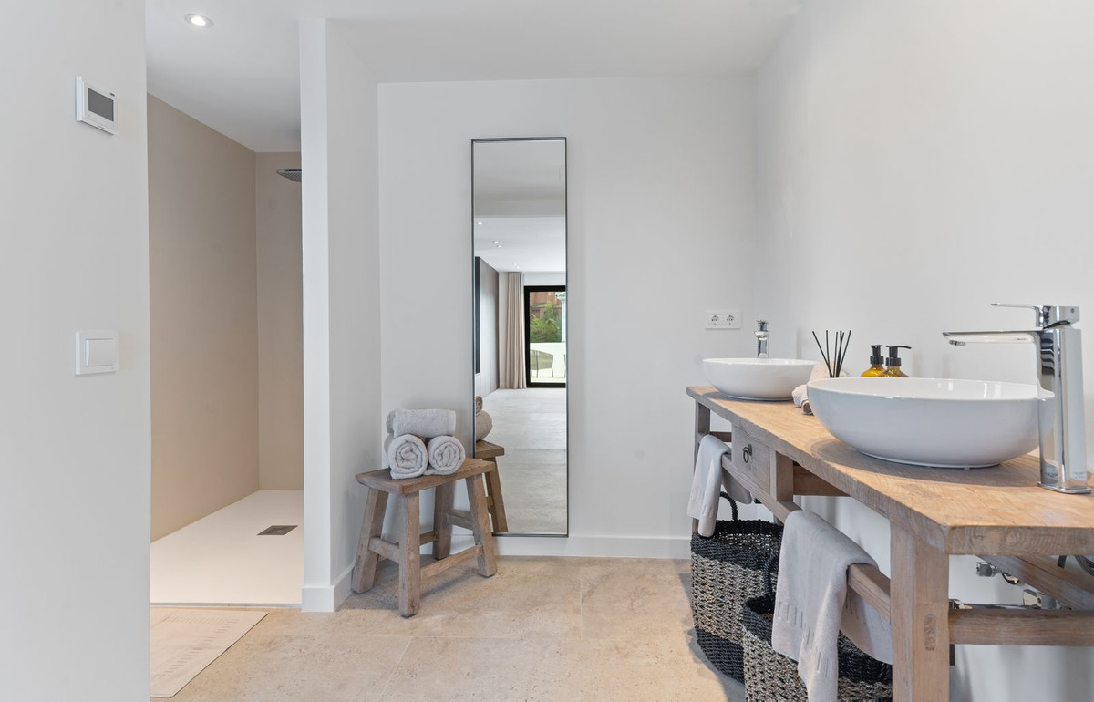 Se vende Villa - Chalet de 5 dormitorios en Costa Del Sol, Málaga, España