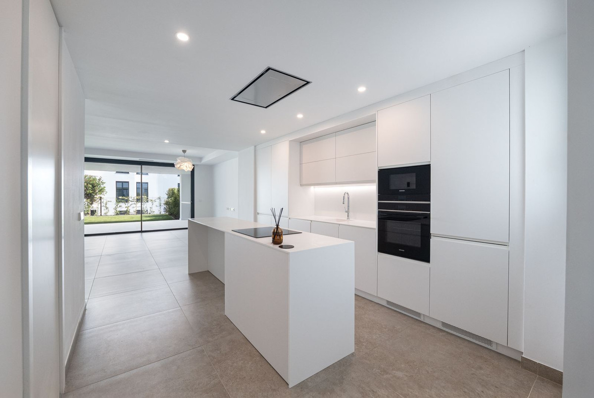 3 Bed Apartment for sale in Estepona Costa Del Sol, Málaga, Spain