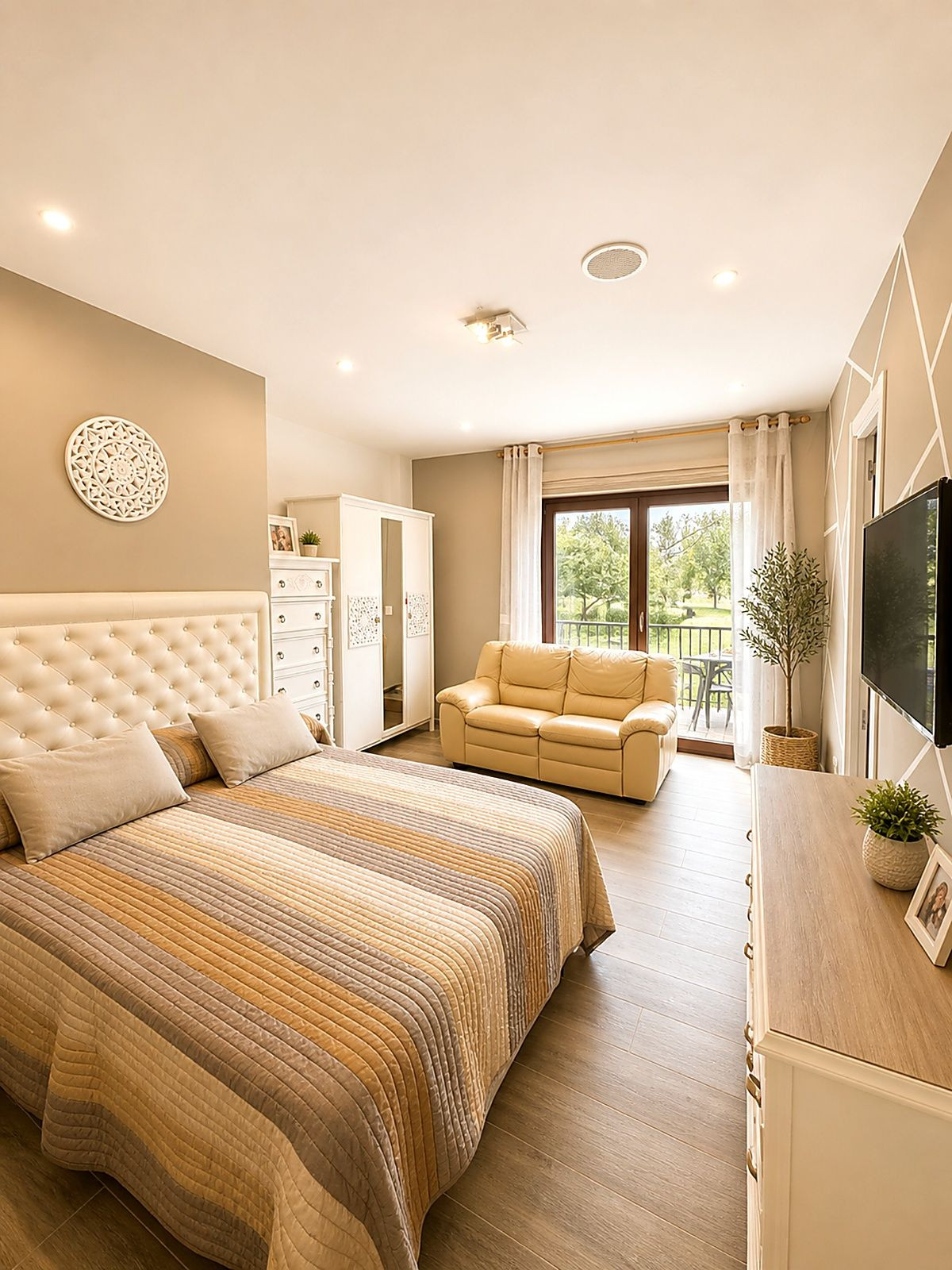 5 Bed Townhouse for sale in Selwo Costa Del Sol, Málaga, Spain