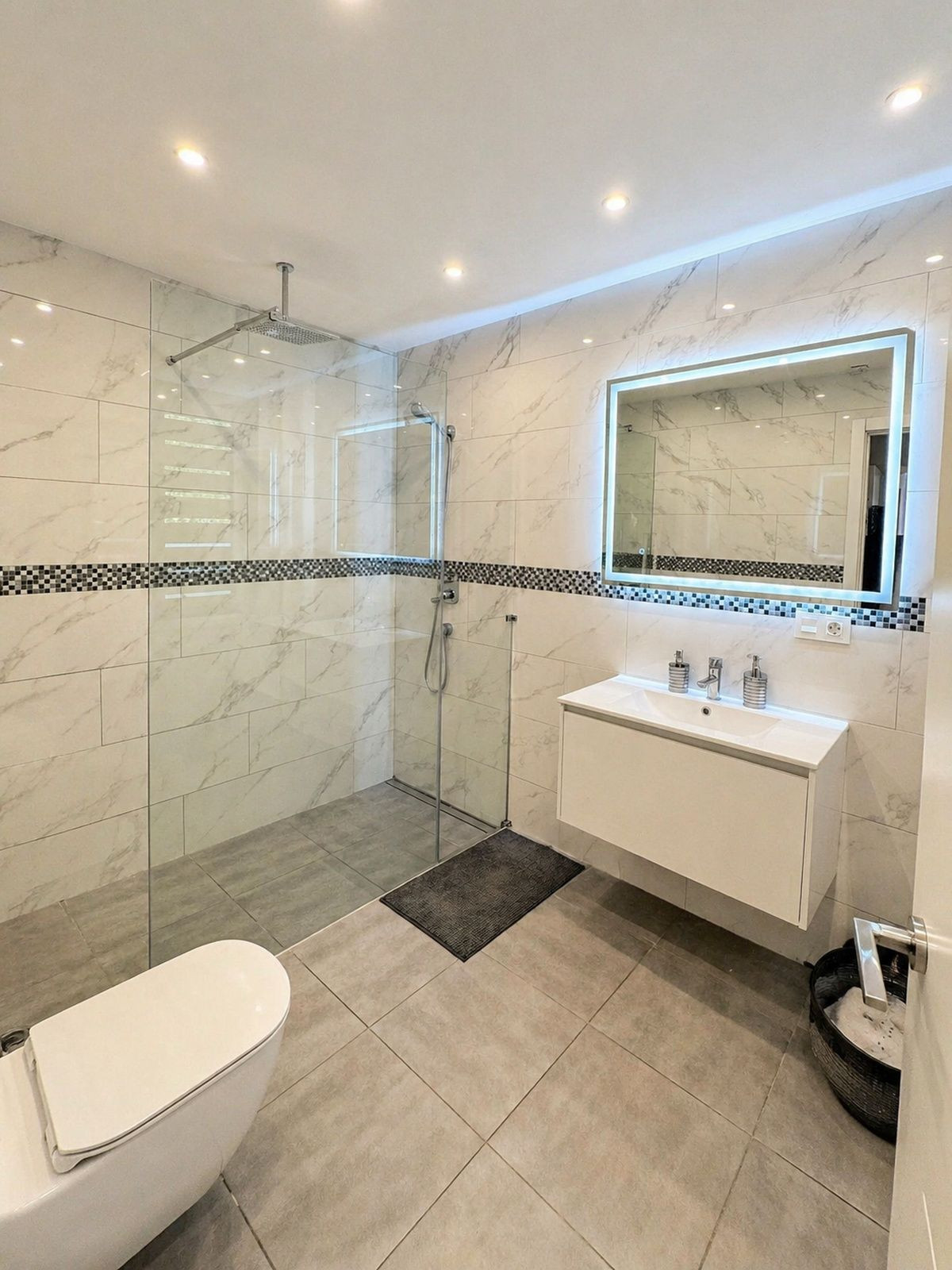 5 Bed Townhouse for sale in Selwo Costa Del Sol, Málaga, Spain
