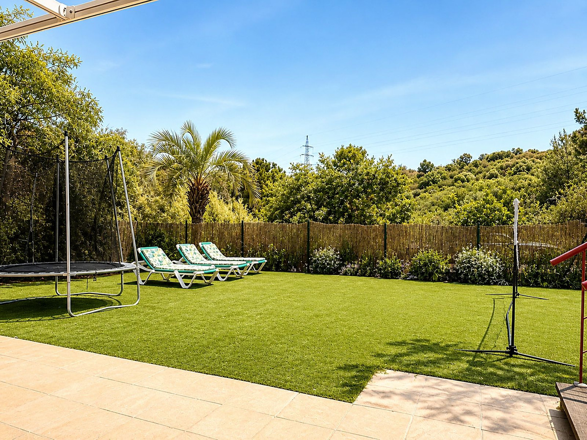 5 Bed Townhouse for sale in Selwo Costa Del Sol, Málaga, Spain