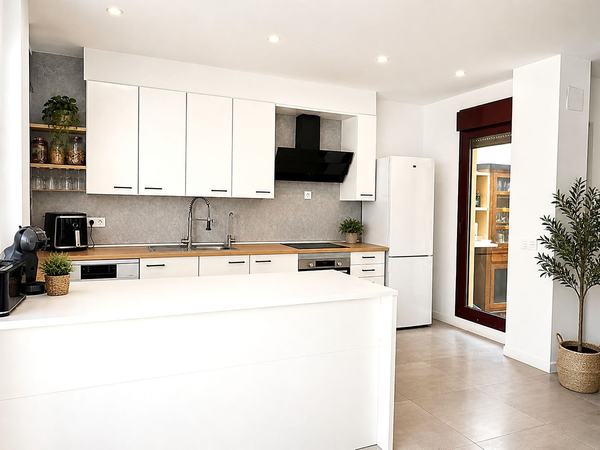 5 Bed Townhouse for sale in Selwo Costa Del Sol, Málaga, Spain