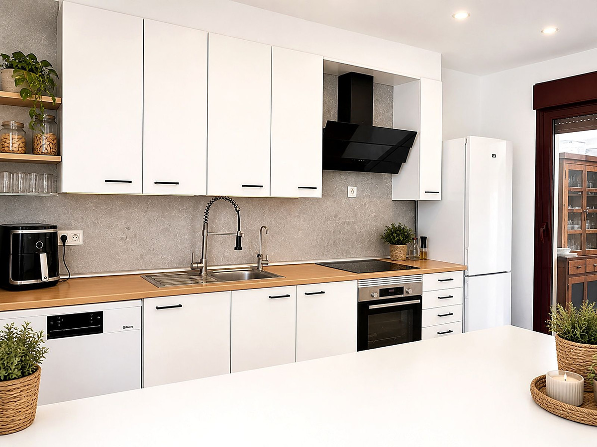 5 Bed Townhouse for sale in Selwo Costa Del Sol, Málaga, Spain