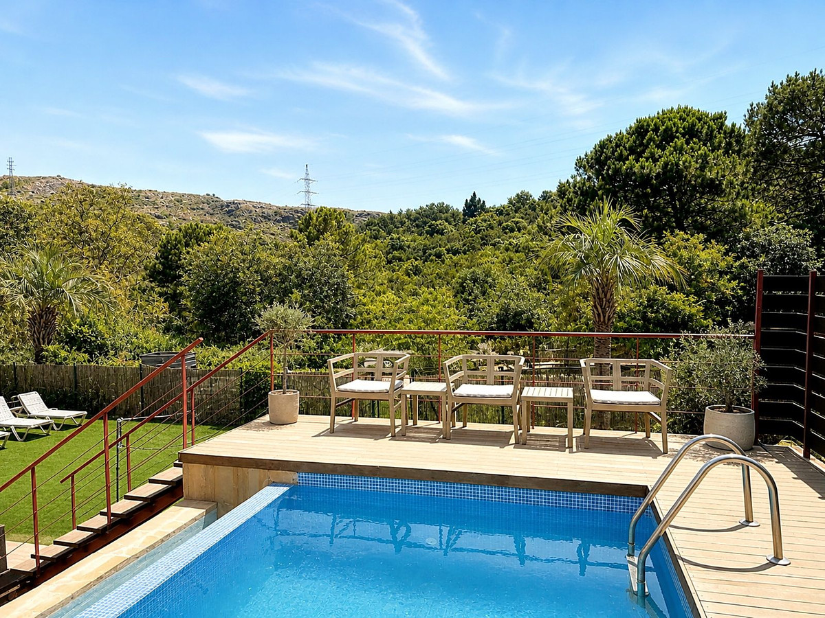 5 Bed Townhouse for sale in Selwo Costa Del Sol, Málaga, Spain