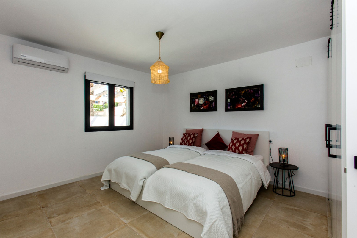 Se vende Villa - Chalet de 4 dormitorios en Costa Blanca, Alicante, España