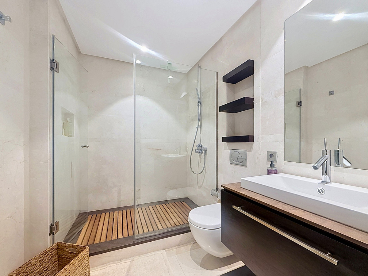 Se vende Apartamento Planta Baja de 4 dormitorios en Costa Del Sol, Cadiz, España