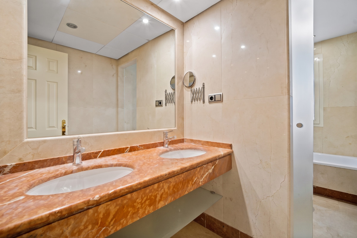 Se vende Apartamento Planta Baja de 3 dormitorios en Costa Del Sol, Málaga, España