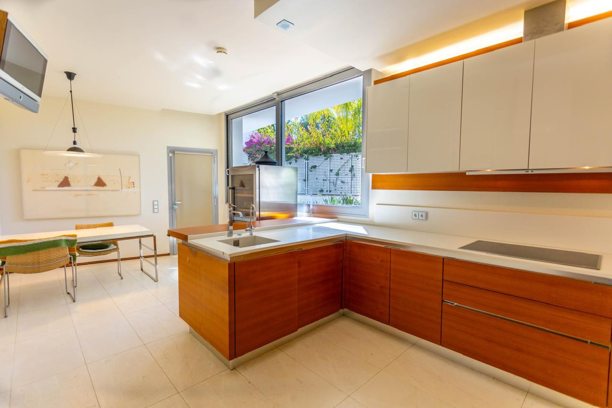4 Bed Townhouse for sale in The Golden Mile Costa Del Sol, Málaga, Spain