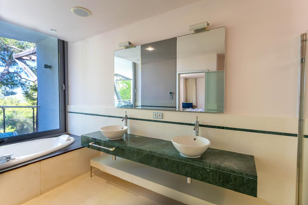 4 Bed Townhouse for sale in The Golden Mile Costa Del Sol, Málaga, Spain