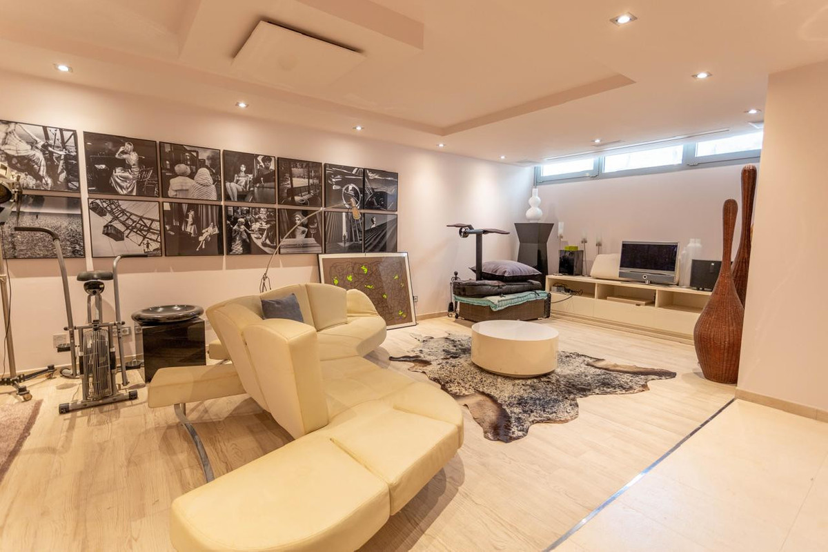 4 Bed Townhouse for sale in The Golden Mile Costa Del Sol, Málaga, Spain