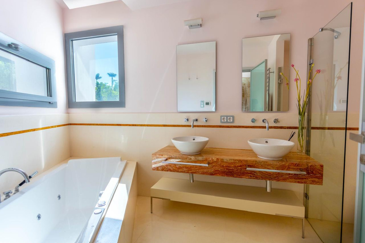 4 Bed Townhouse for sale in The Golden Mile Costa Del Sol, Málaga, Spain