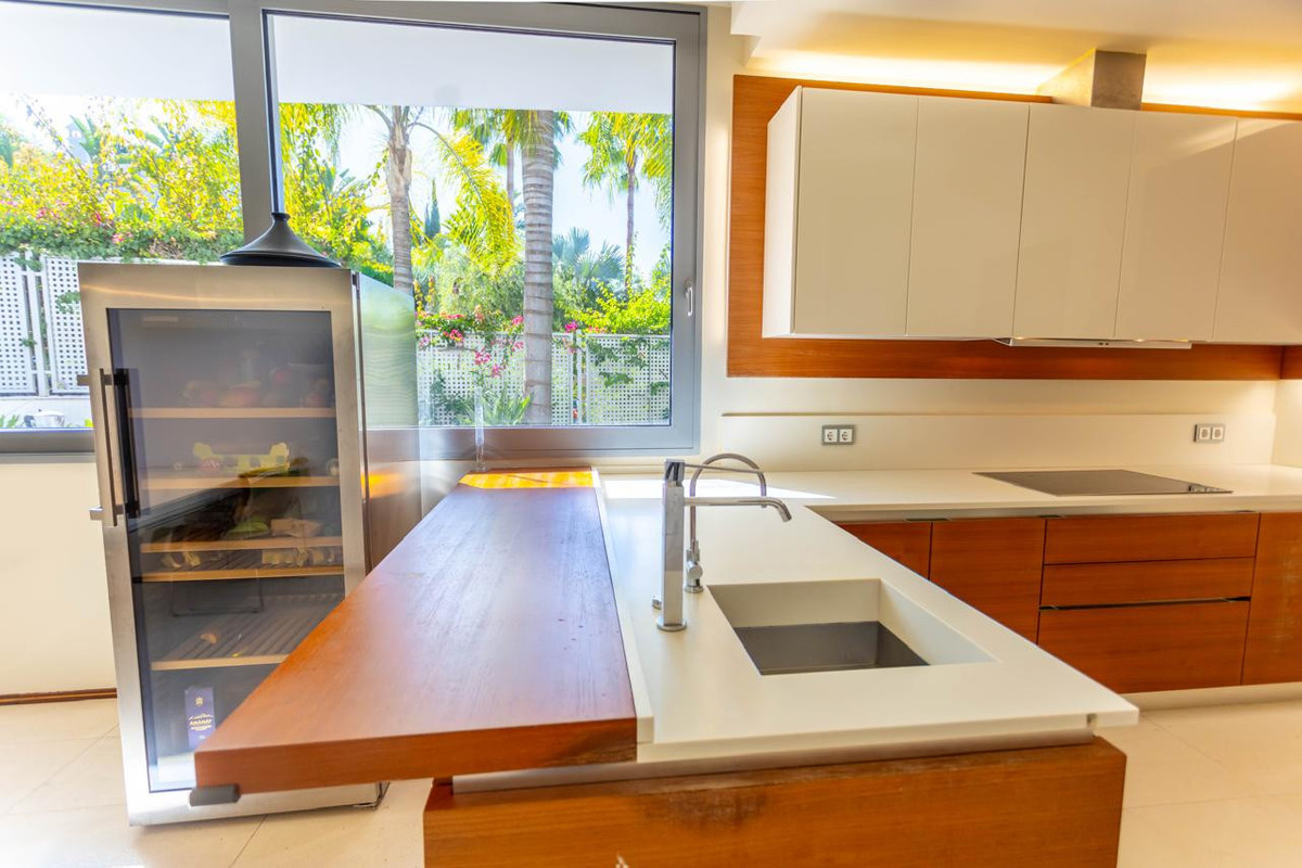 4 Bed Townhouse for sale in The Golden Mile Costa Del Sol, Málaga, Spain