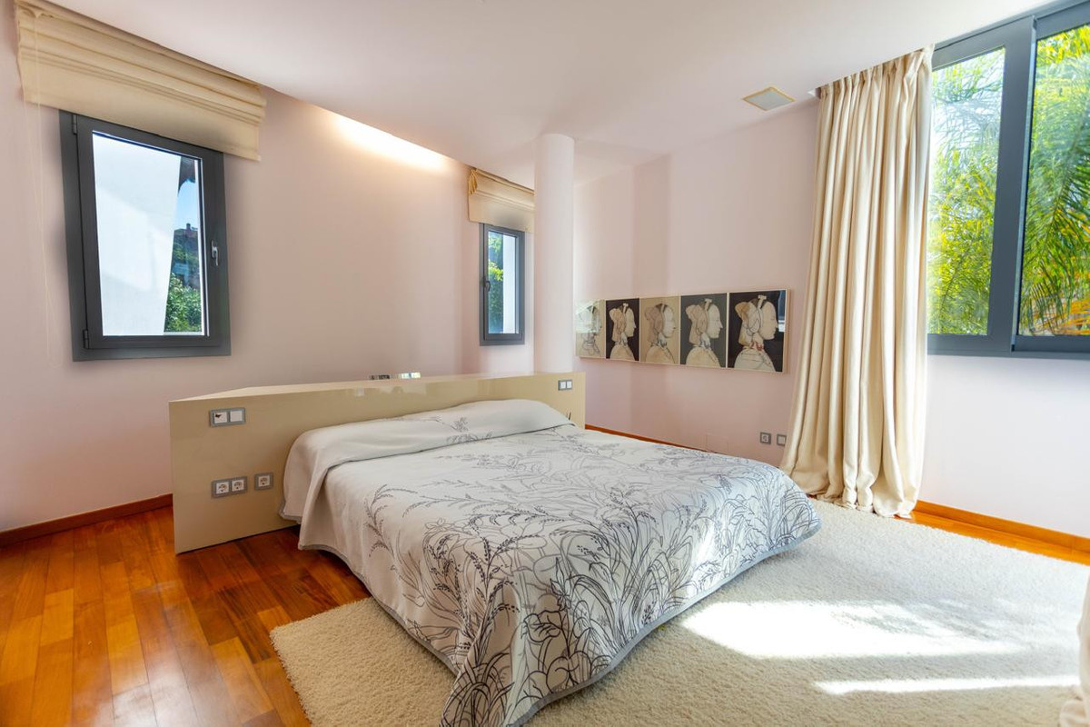 4 Bed Townhouse for sale in The Golden Mile Costa Del Sol, Málaga, Spain