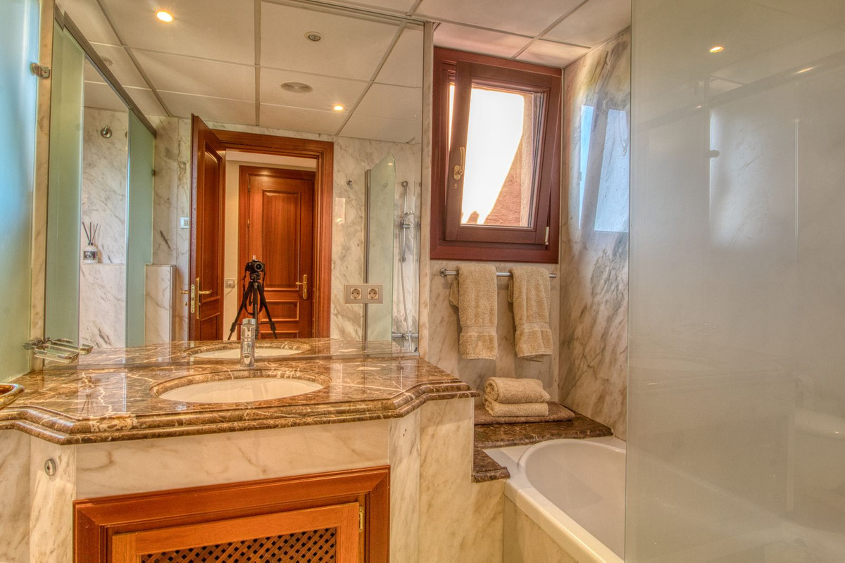 Se vende Apartamento Planta Media de 2 dormitorios en Costa Del Sol, Málaga, España