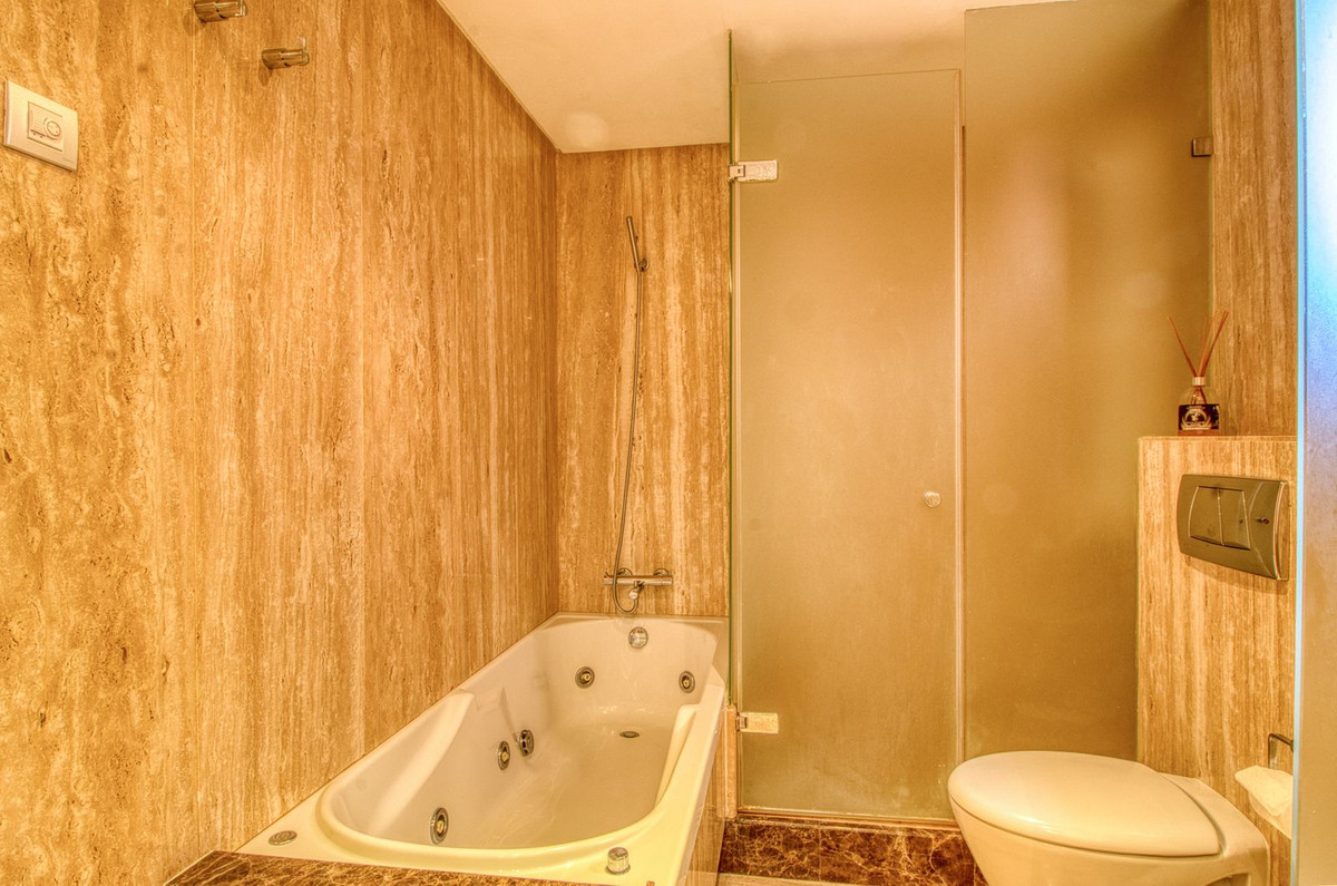 Se vende Apartamento Planta Media de 2 dormitorios en Costa Del Sol, Málaga, España