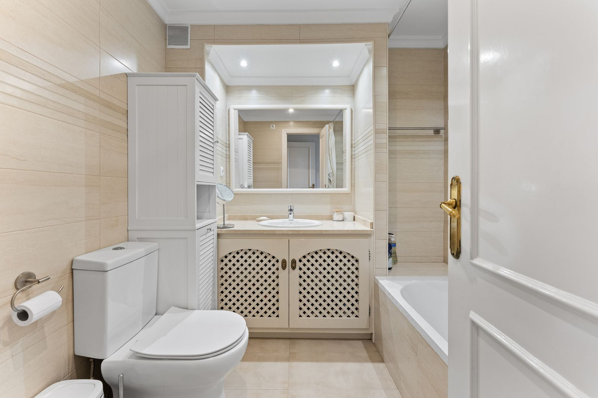 Se vende Apartamento Planta Media de 2 dormitorios en Costa Del Sol, Málaga, España