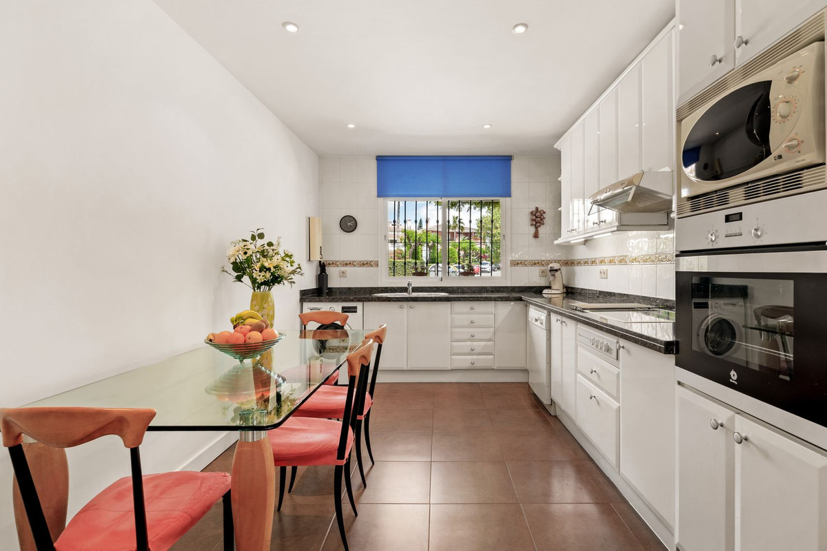 2 Bed Apartment for sale in Estepona Costa Del Sol, Málaga, Spain