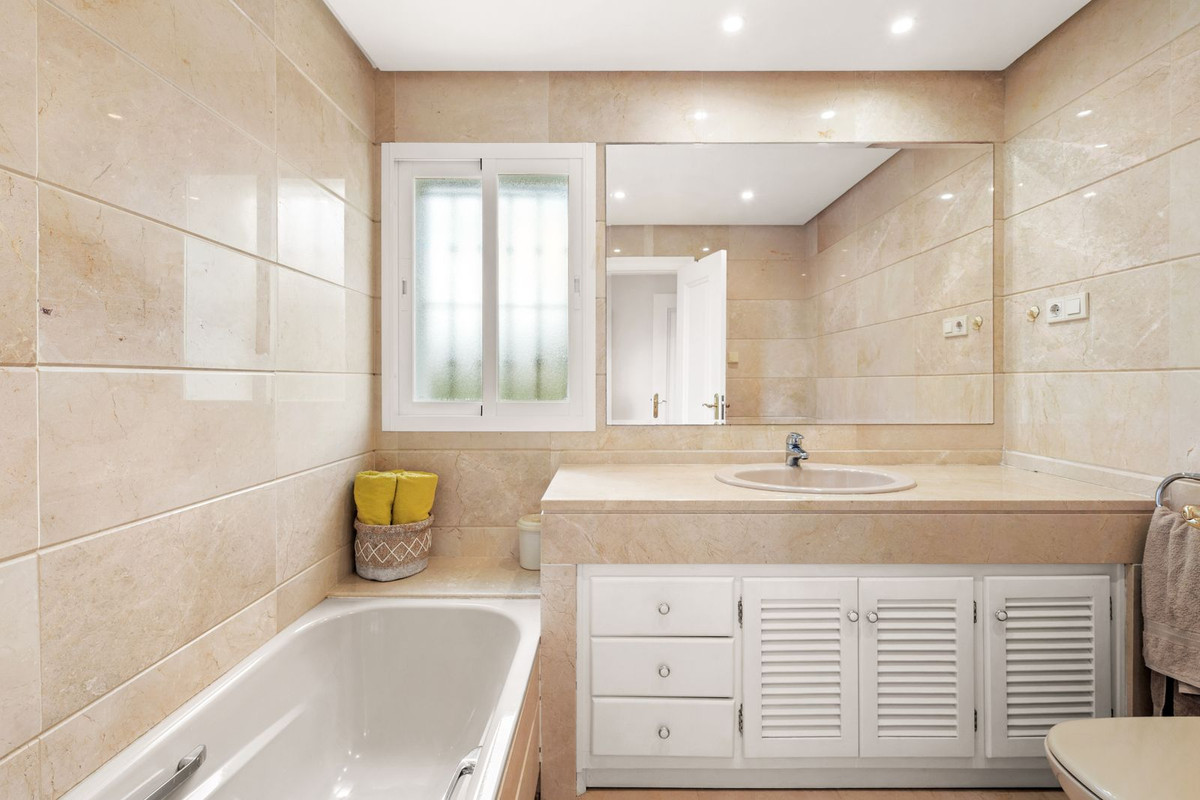 2 Bed Apartment for sale in Estepona Costa Del Sol, Málaga, Spain