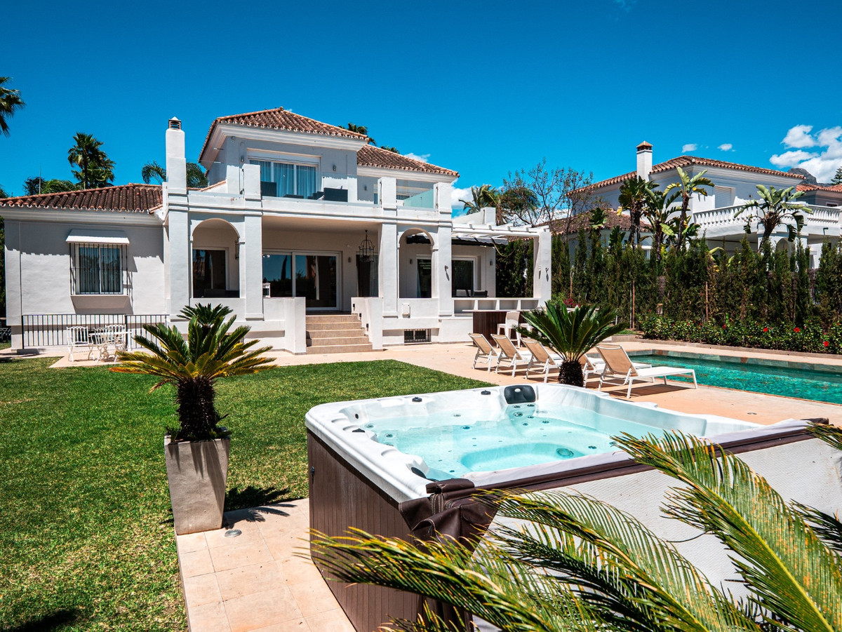 Se vende Villa - Chalet de 6 dormitorios en Costa Del Sol, Málaga, España